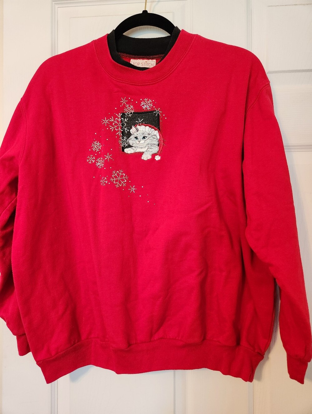 Women’s Red Cat Embroidered Holiday Sweatshirt, sz L